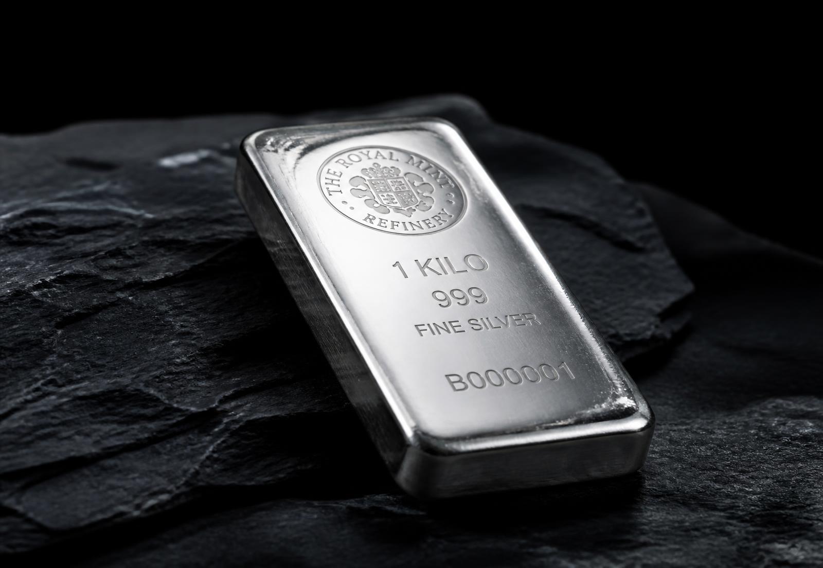 Lingot d'argent fin 999 sur ardoise noire