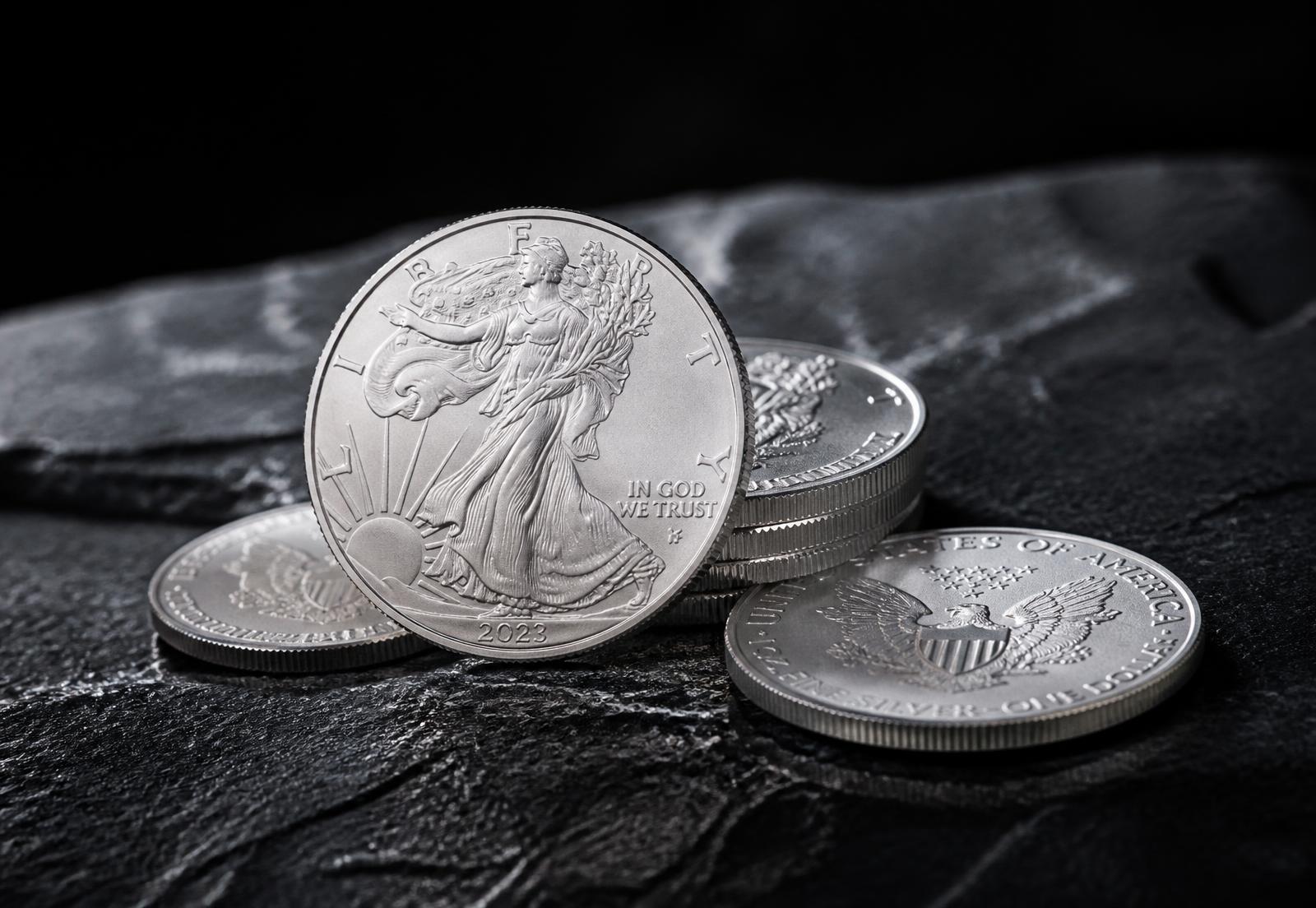 Pièces d'investissement en argent sur ardoise noire