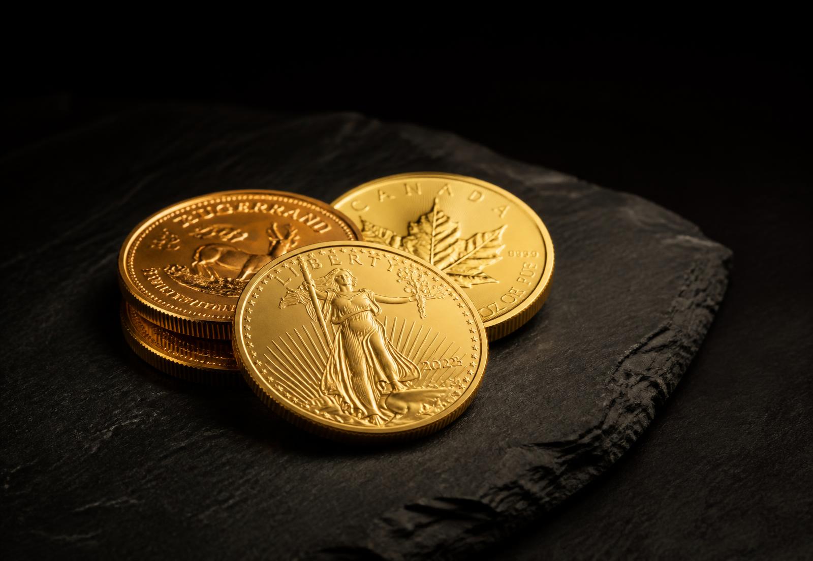 Pièces d'investissement en or sur ardoise noire